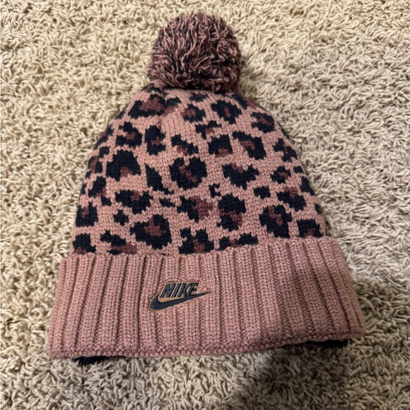NWOT Nike leopard print pom pom cuffed beanie hat - Picture 3 of 4